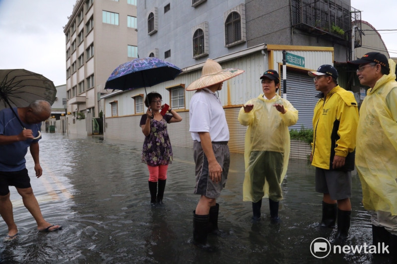 台南市長賴清德視察淹水嚴重的仁德工業區，了解當地淹水情況。   圖 : 黃博郎/攝