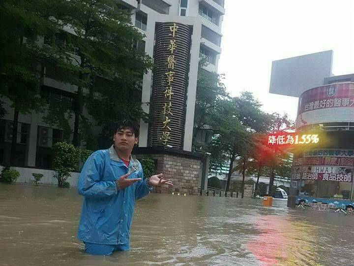 台南降雨嚴重，土堤又溢堤，位於仁德區的中華醫事科技大學淹大水，水深及大腿。   圖 : 網友 / 提供