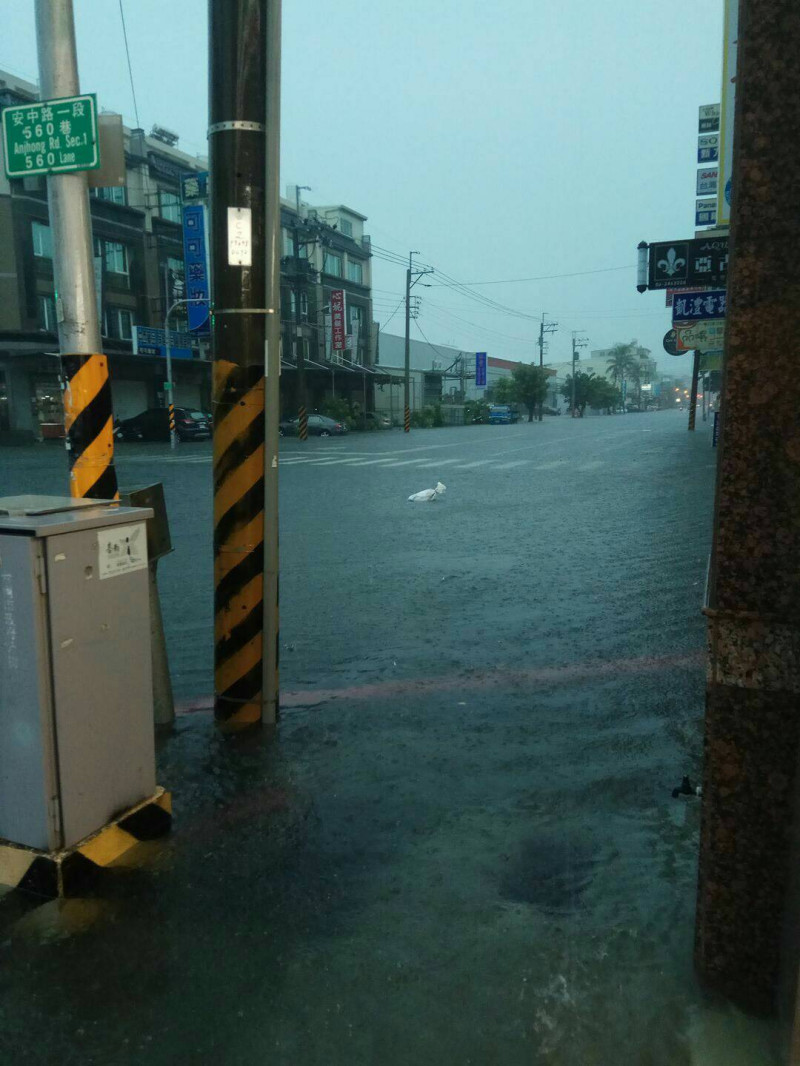 台南安中路也淹水。 圖 : 網友朱大D / 提供