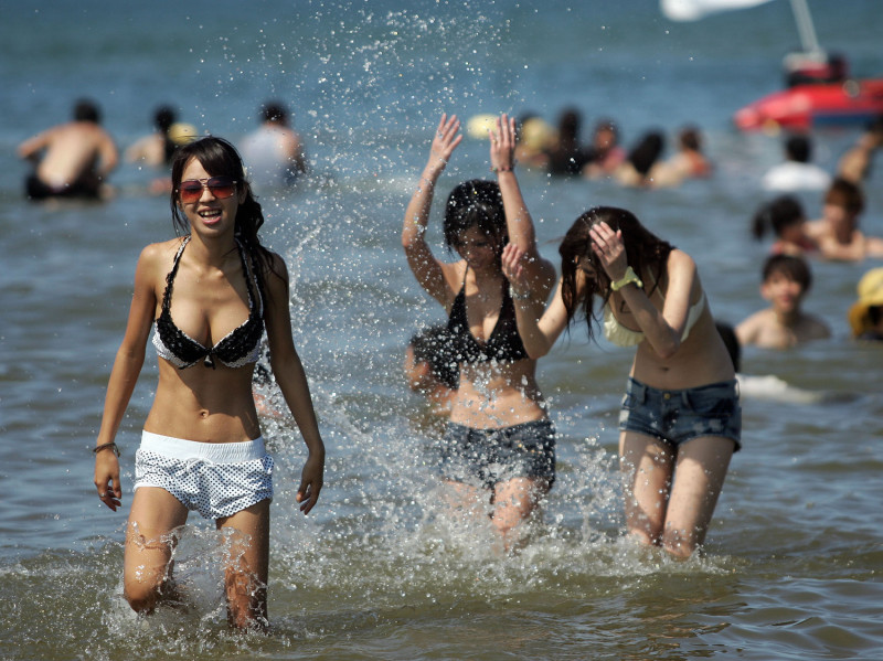 新北市府提醒參加海祭的民眾，體驗搖滾屹立不倒的精神之際，也要作好防曬並多補充水分。   圖：新頭殼資料照片