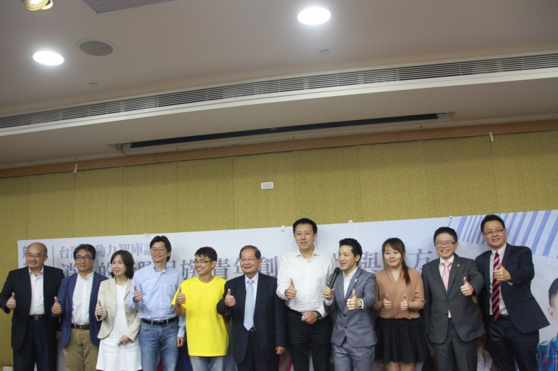 台灣新動力智庫今上午舉辦「消失的新興民族-青年創業困境與解方」論壇，提出現今青年創業所面臨的困境與解方。   圖：台灣新動力智庫/提供