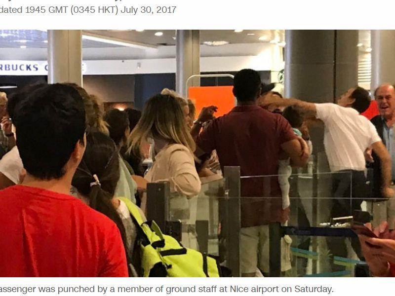 歐洲廉航易捷航空公司一架班機延誤了11小時，一名手抱嬰兒的男子向地勤抱怨竟遭他狠K一拳，引發軒然大波。但有網友表示，影像顯示是乘客先動手。   圖取自CNN網站edition.cnn.com/
