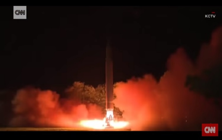 南韓國務總理李洛淵今（31）日表示，北韓日前第2度試射「火星14型」洲際彈道飛彈（圖）已達「紅線」臨界點。   圖：翻攝CNN畫面