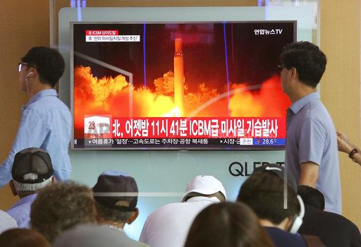 北韓日前連兩次試射洲際彈道飛彈，朝鮮半島再度陷入緊張局面，圖為南韓民眾7月29日在火車站觀看最新的電視新聞畫面。   圖:達志影像/美聯社