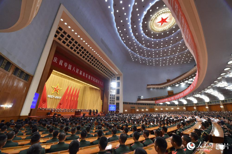 中國人民解放軍建軍90周年大會，上午在北京人民大會堂舉行，中共總書記習近平致詞時，強調黨指揮槍，全軍強化四個意識。   圖：翻攝自《人民網》