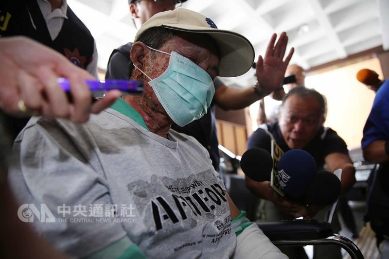 男子林英昌（中）被控台鐵松山火車站爆炸案，台灣高等法院審酌他造成24人受傷及台鐵逾176萬元損失，至今未獲被害人原諒，犯罪情節重大，判他29年10月徒刑。檔案照片。   圖 : 中央社