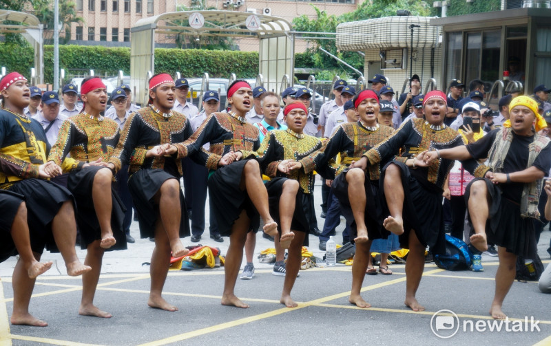 來自屏東魯凱族部落的原住民在現場跳起勇士舞，並高喊退回傳統領域劃設辦法。   圖：常日豪／攝