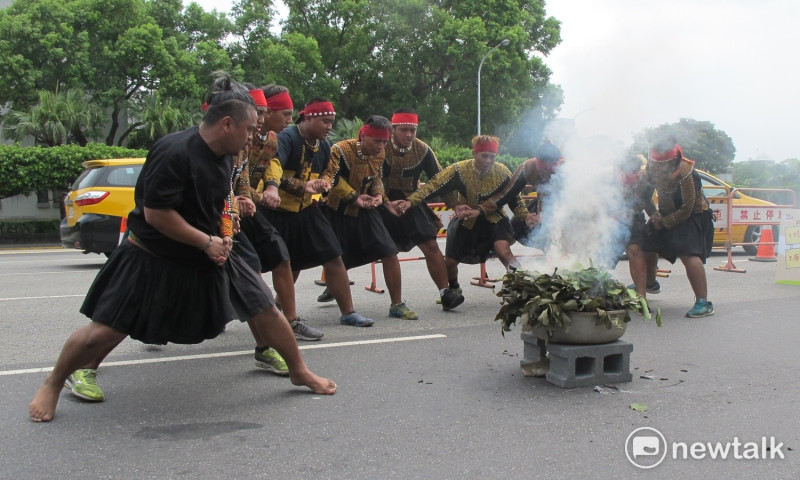 魯凱族人在凱道跳起勇士舞，聲援凱道族人抗爭。   圖：林朝億/攝