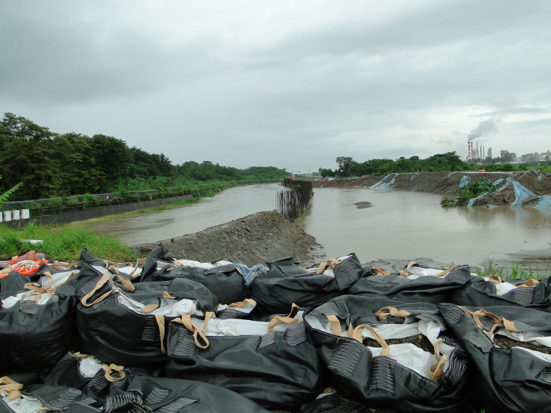 台南市港尾溝溪右岸港尾溝排水溢堤處搶險工程。   