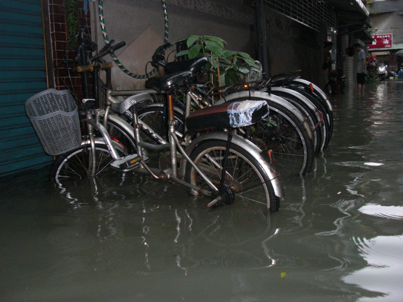 住家淹水的民眾，在災後復原時可要小心，避免染上疾病。   圖：flickr