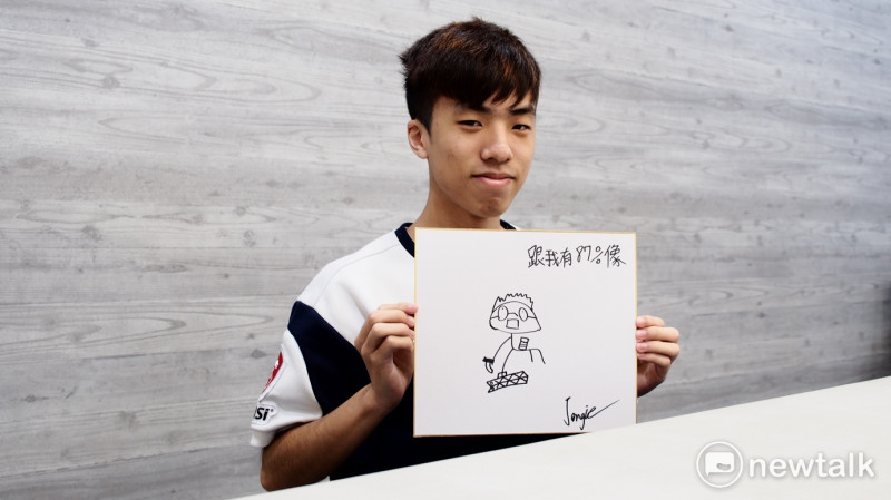 Jongie畫下main角「溫斯頓」，並俏皮地寫下「跟我有87％像」。   圖：朱泓任／攝