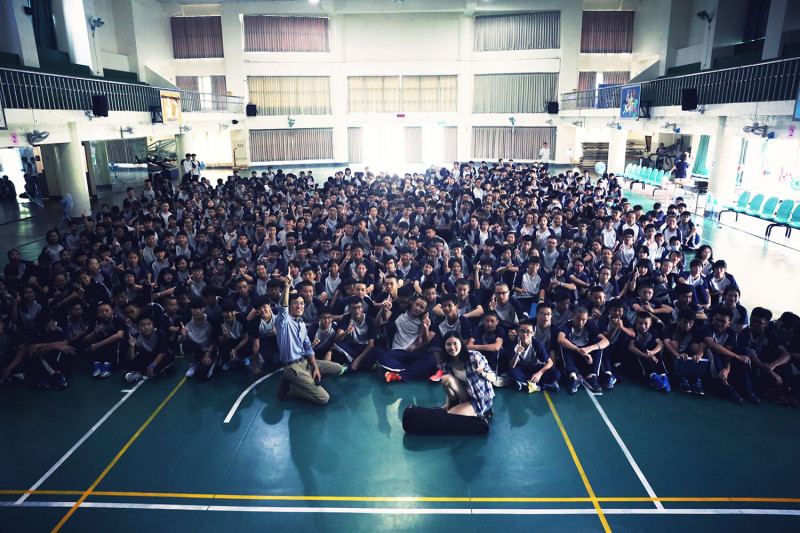 《台灣seemore教育》經常在全台各地國中舉辦講座。2016嘉義竹崎國中活動合照。   圖：翻攝自台灣seemore教育官方網站