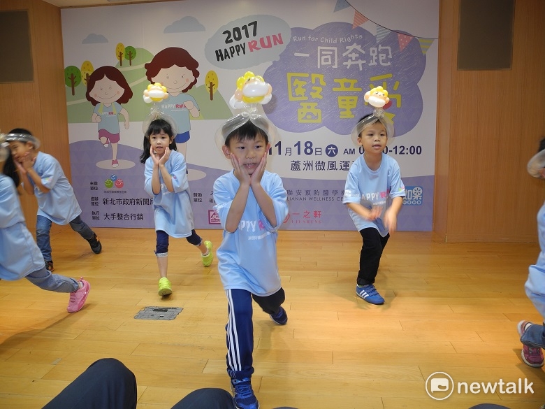 台大幼兒園的兒童們，在「瑞信兒童醫療基金會」公益親子路跑記者會中活潑演出。   圖：王峻昌/攝
