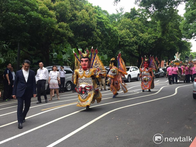 台北藝術大學今（1)辦了一場別開生面的慶祝活動，在電音三太子的引領之下，甫接任北藝大校長的陳愷璜，在第十屆校長就職典禮上，展開他熟悉的學校、綻新的任務-台北藝大校長的新職。   圖:陳奕/攝