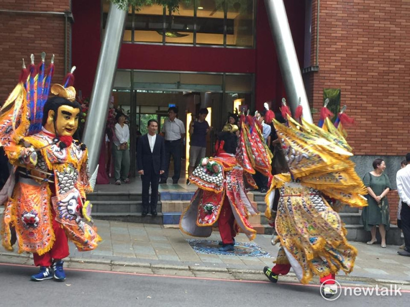 台北藝術大學今（1)辦了一場別開生面的慶祝活動，在電音三太子的引領之下，甫接任北藝大校長的陳愷璜，在第十屆校長就職典禮上，展開他熟悉的學校、綻新的任務-台北藝大校長的新職。   圖:陳奕/攝