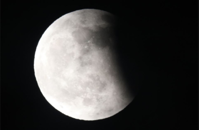 下周一（8/7）接近午夜時會出現難得一見的月偏食，讓原本皎潔的滿月少去一角   圖：台北市立天文科學教育館