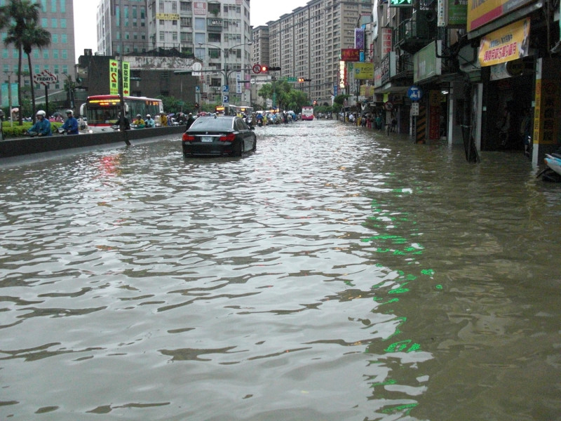 雙颱夾擊造成屏南地區多處淹水，屏縣府提醒受災戶檢具證明，進行減免稅申請。   圖：flickr