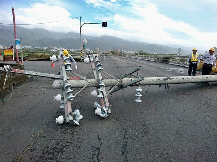 7月30日尼莎颱風來襲，宜蘭路燈倒一排。   圖：翻攝自經濟部臉書