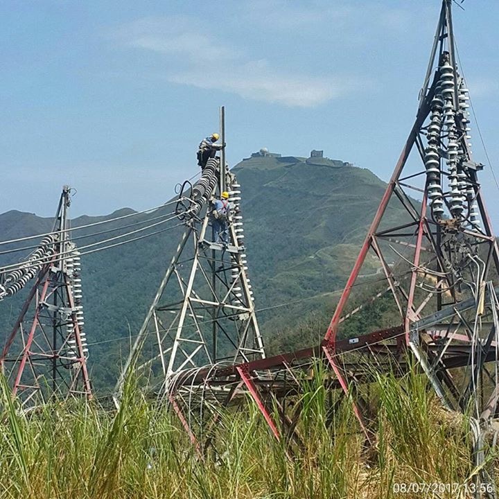 7月29日尼莎颱風來襲，造成和平電廠一座輸電塔倒塌，導致電力無法外送，減少約130萬瓩供電能量。   圖：翻攝自經濟部臉書