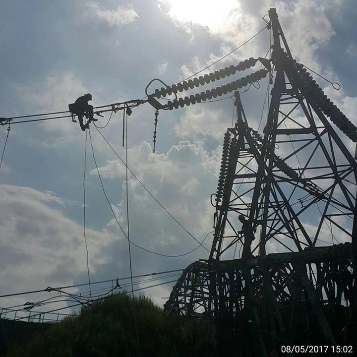 7月29日尼莎颱風來襲，造成和平電廠一座輸電塔倒塌，導致電力無法外送，減少約130萬瓩供電能量。   圖：翻攝自經濟部臉書