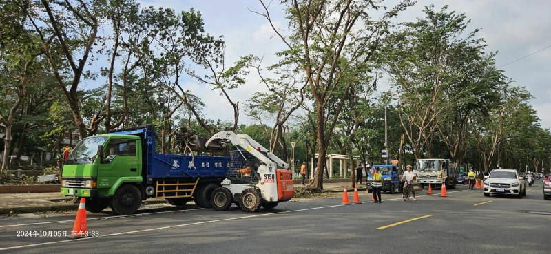 台灣電力公司表示，颱風期間高雄市約21萬戶停電，目前約1.6萬戶待復電。台電已動員跨區支援，預計今日全面恢復供電。   圖：民眾/提供