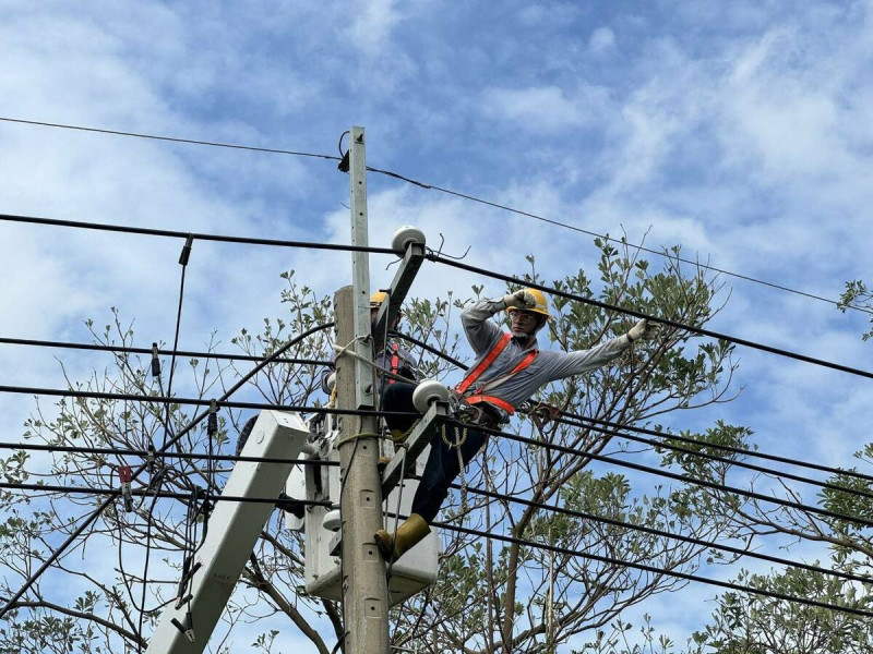 台電全力進行搶修，力拼早日全數復電。   圖：高雄市政府提供