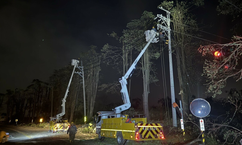 台電人員連夜進行搶修，力拼早日全數復電。   圖：高雄市政府提供