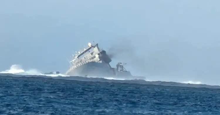 紐西蘭軍艦馬納瓦努號（HMNZS Manawanui）於薩摩亞附近擱淺沉沒。   （圖／翻攝自X） 