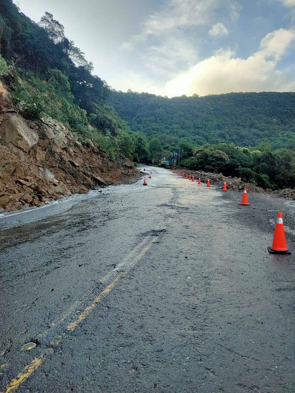 台2甲線5.25k(金山區八煙路段)受颱風災害致雙向阻斷，公路局北區養護分局表示，將於明(7)日凌晨2時至7時施工管制，公路局並提供替代道路。   圖：交通部公路局／提供