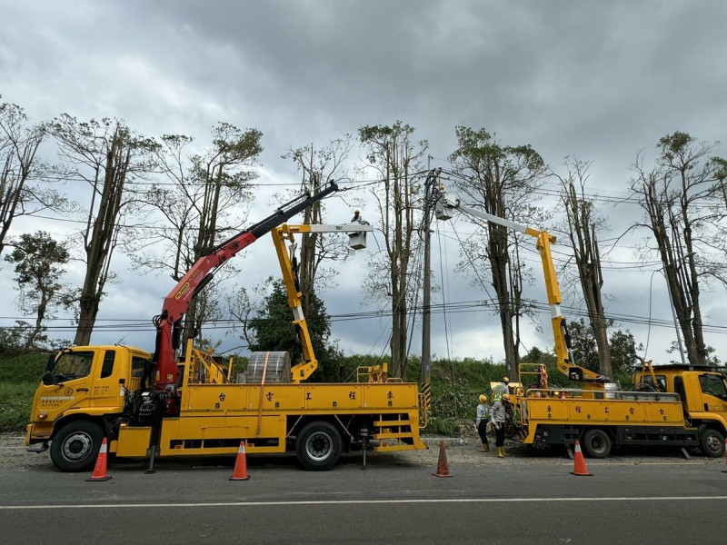 台電全力搶修高雄電力中。   圖：台電／提供