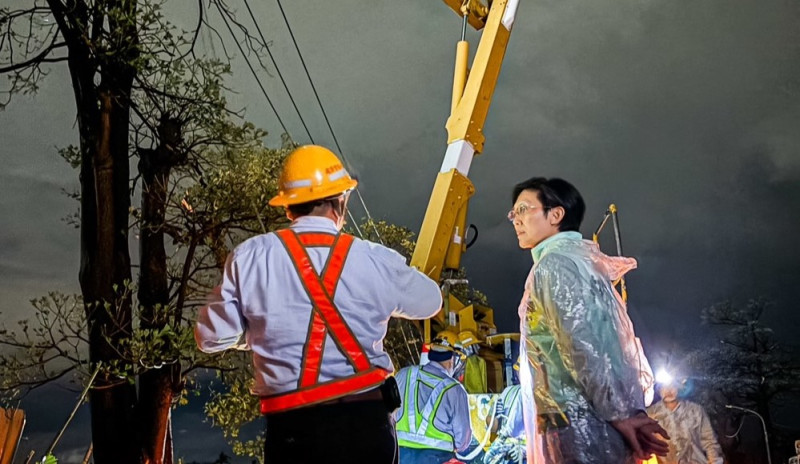 林岱樺(中)關心電力搶修情形。   圖：林岱樺服務處／提供