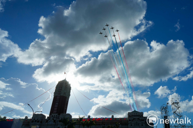 空軍雷虎小組今年以七架編成大雁隊形在總統府上空衝場，為國慶預演帶來最高潮。   圖：張良一/攝