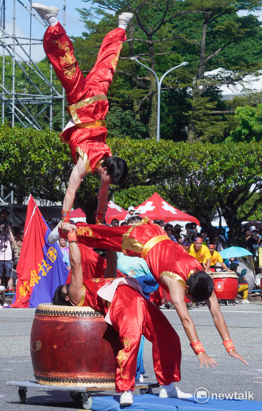 台灣李棠華雜技團在總統府前演出，但並未出現網傳的跳火圈橋段。   圖：張良一/攝