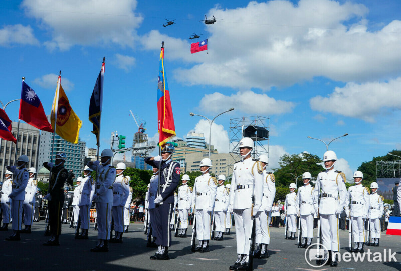 國歌領唱時，陸軍CH-47吊掛巨幅國旗從總統府前上空通過。   圖：張良一/攝