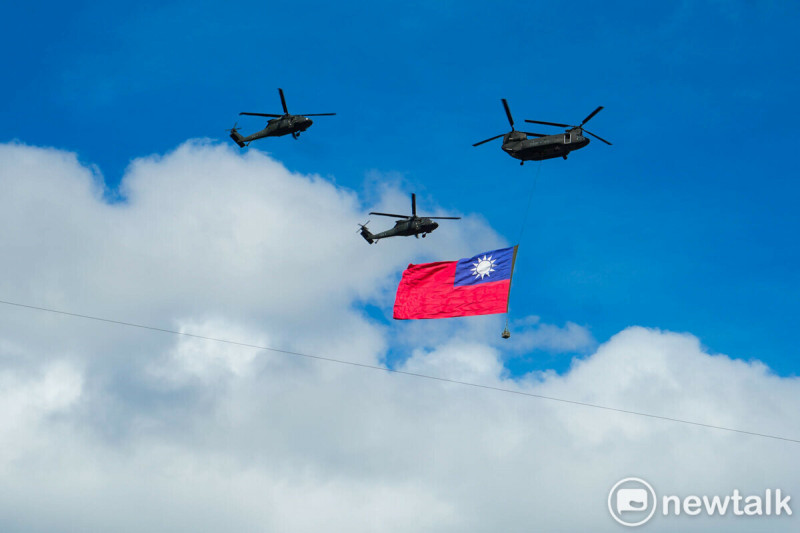 國歌領唱時，陸軍CH-47吊掛巨幅國旗從總統府前上空通過。   圖：張良一/攝