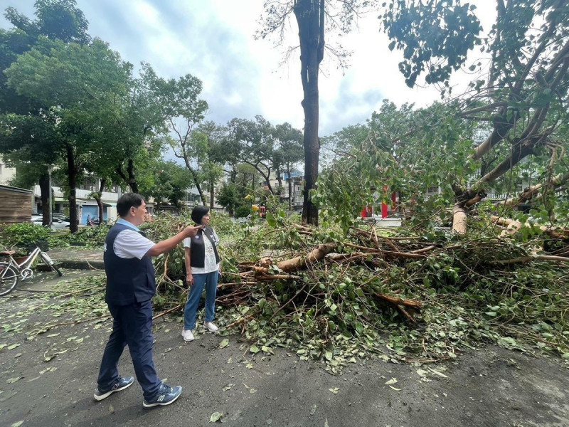 柯志恩(右)颱風後各處勘災。   圖：國民黨高雄市黨部提供