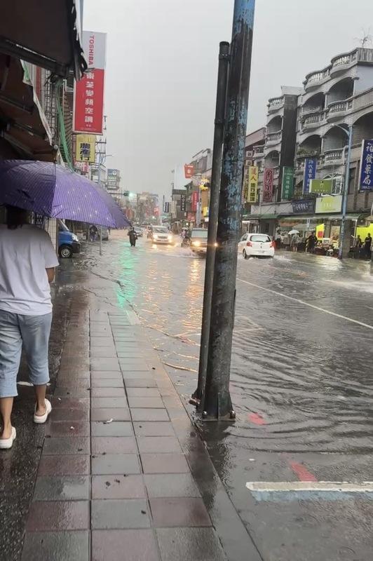 山陀兒颱風帶來強降雨，造成新北多處淹水成災，道路成河流。   圖：新北市政府／提供