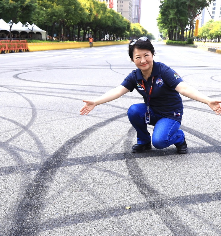 盧秀燕大秀與燒胎痕跡的合照，但一般市民都不行，被批評為個人焰火式的作秀。   圖：台中市政府/提供