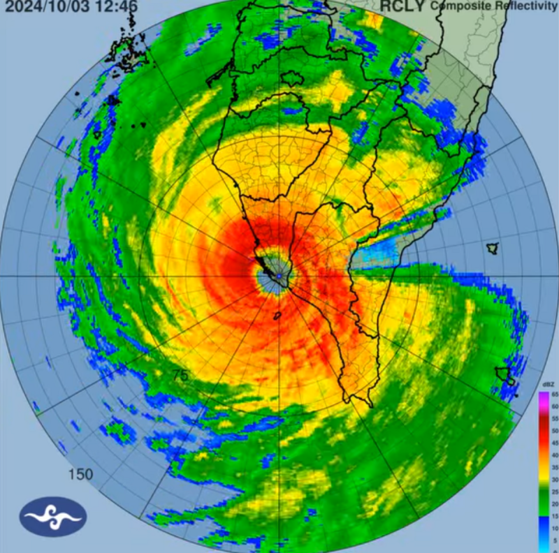 今(7)日中央氣象署在臉書發出由台灣本土仰望數百公里以內的天空雷達影片，高清還原登陸過程，氣象署說可以清楚看見對流的紋路、肌理。   圖：翻攝自中央氣象署臉書