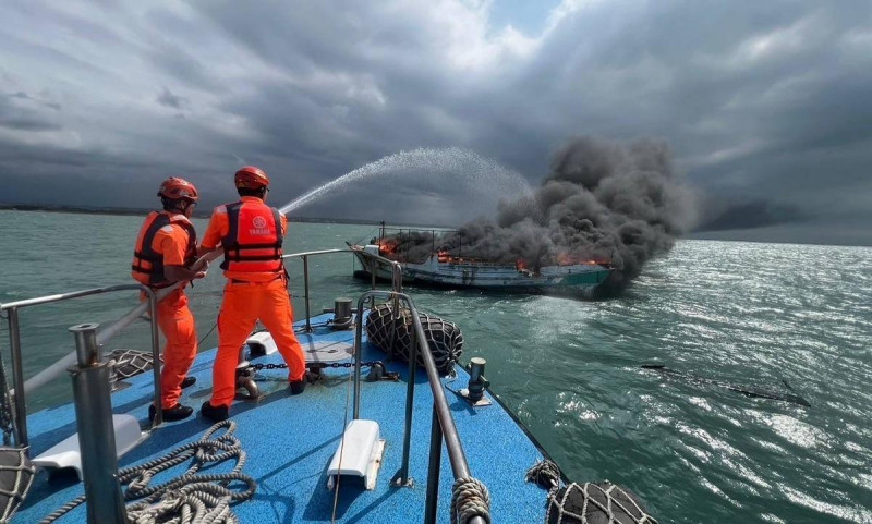 新竹外海漁船失火，海巡艇協助滅火。   圖：海巡署提供