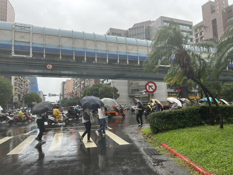 今(8)日新一波東北季風增強影響台灣，今日一早北台灣地區下起了大雨，中央氣象署並針對北北基發布豪雨特報，稍早將宜蘭地區升級為大豪雨特報。   圖：林岑韋／攝