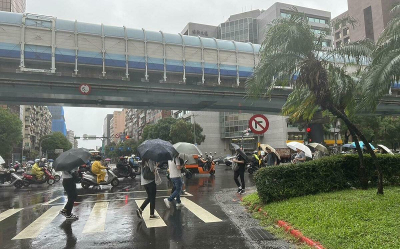 今晚外出帶傘！東北季風增強 專家：雨勢越晚越明顯 