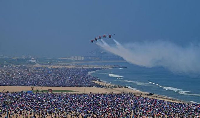 印度空軍於當地時間 6 日，在清奈海灘舉辦航空展，慶處成軍 92 周年。但活動結束後，卻傳出有 4 人可能死於過度炎熱、擁擠以及缺水等症狀。   圖：翻攝自 @DrFauziaKhanNCP X 帳號