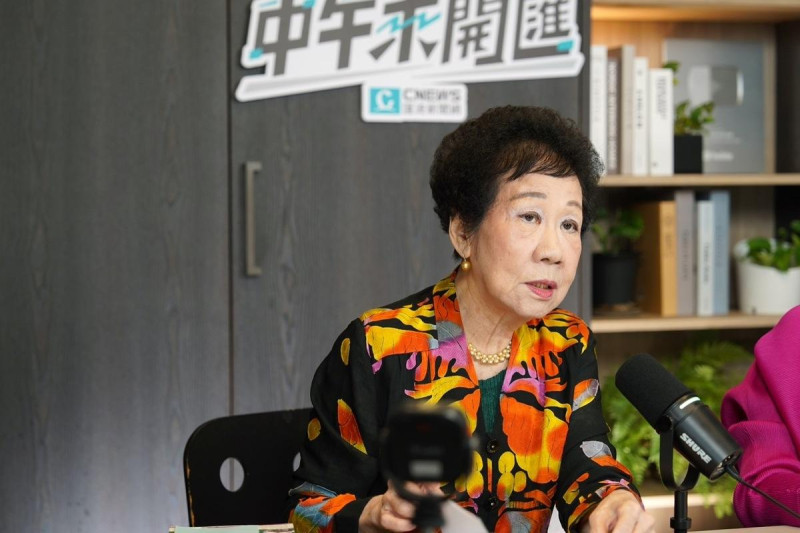 前副總統呂秀蓮今（9）日接受主持人黃光芹《CNEWS匯流新聞網》政論live直播節目《中午來開匯》專訪。   圖：《CNEWS匯流新聞網》提供