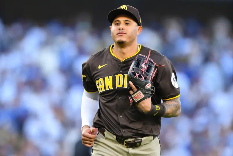 ▲聖地牙哥教士明星三壘手Manny Machado，前役系列賽G2在攻守交換時疑似將球丟向道奇休息區，也讓道奇主帥Dave Roberts相當不滿，直言感到「不尊重」。（圖／美聯社／達志影像）   