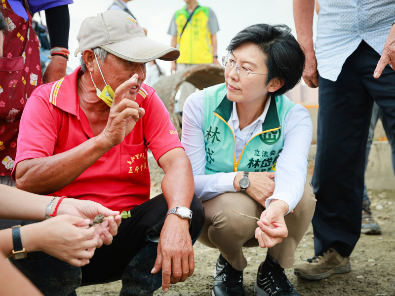 林岱樺(右)勘災時傾聽農民的心聲。   圖：林岱樺服務處提供