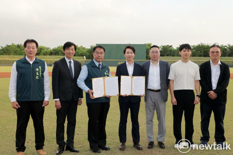 台南市長黃偉哲代表市府與韓國樂天巨人棒球隊簽署合作備忘錄，該隊將在2025年開始，在台南亞太國際棒球訓練中心進行春訓，並展開棒球春訓交流。這次合作為「台南亞太國際棒球訓練中心」首次接待國際職棒頂級球隊，也為台灣棒球產業及基層棒球運動的發展注入新動力。   圖：台南市政府提供