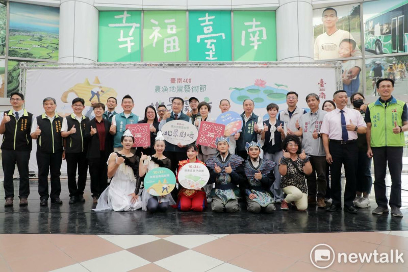 台南是台灣首屈一指的農業重鎮，今年適逢台南400，南市府特別邀請「艸雨田舞蹈劇團」、「優人神鼓」及「唐美雲歌仔劇團」等團隊，結合台南壯闊的山海樣貌，以「歌舞樂戲」方式帶來精采演出。   圖：台南市政府提供