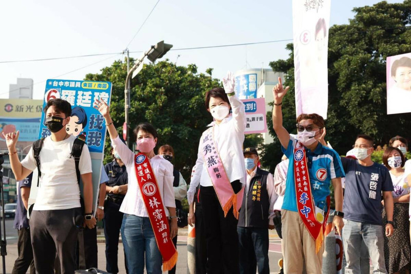 張啓龍（右）過去在大選都位居幕後，下屆市議員選舉將站上第一線。圖：張啓龍/提供