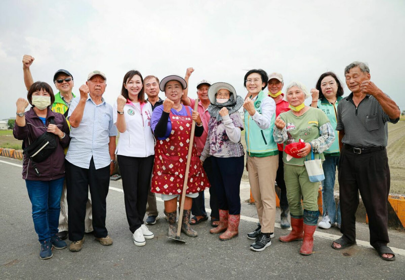 林岱樺(前排右三)積極為高雄農民爭取中央支持。   圖：林岱樺服務處／提供